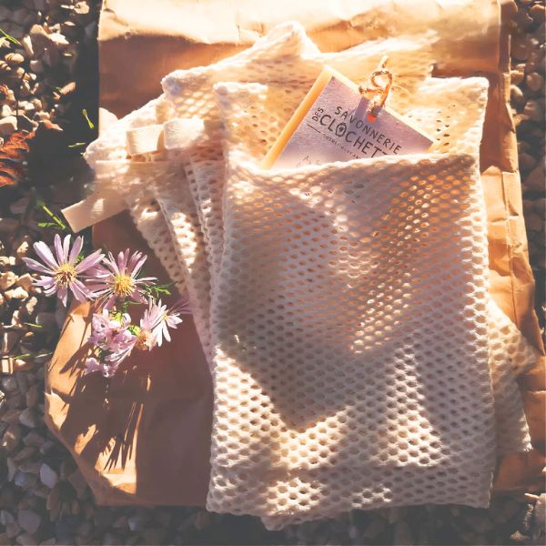 Zoom sur le gant de toilette en coton nid d’abeille avec double poche